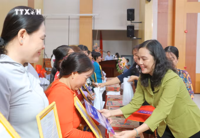 vna_potal_an_giang_ban_giao_145_can_nha_dai_doan_ket_cho_ho_ngheo_kho_khan_ve_nha_o_7725972.jpg