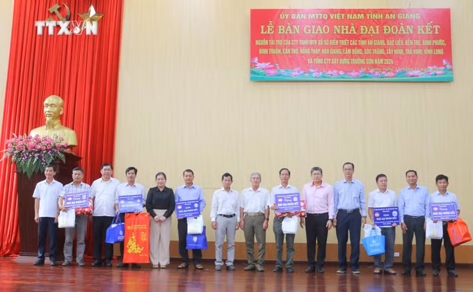 vna_potal_an_giang_ban_giao_145_can_nha_dai_doan_ket_cho_ho_ngheo_kho_khan_ve_nha_o_7725978.jpg