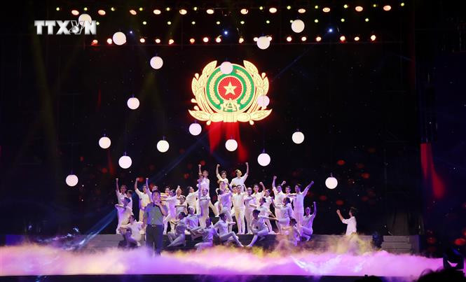 Ca khúc "Vinh quang thầm lặng" do Nghệ sỹ nhân dân Tạ Minh Tâm biểu diễn. Ảnh: Thu Hương - TTXVN vna_potal_tp_ho_chi_minh_chuong_trinh_nghe_thuat_“viet_nam_-_to_quoc_trong_tim_toi”_7543340.jpg