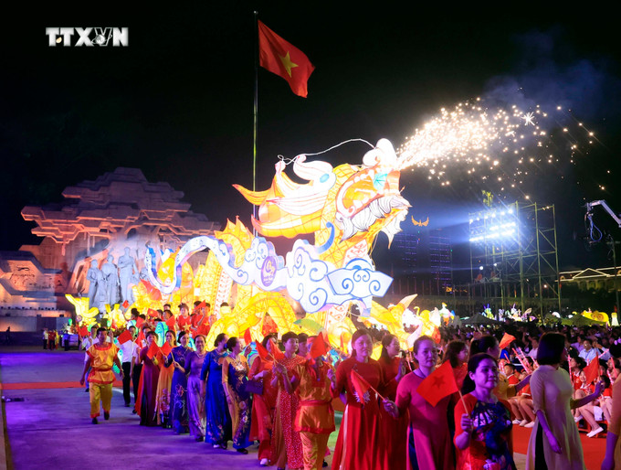 Lễ rước diễu hàng trăm mô hình đèn Trung thu khổng lồ, rực rỡ sắc màu. Ảnh: Thống Nhất - TTXVN vna_potal_chuong_trinh_dem_hoi_thanh_tuyen_nam_2023_6996650.jpg