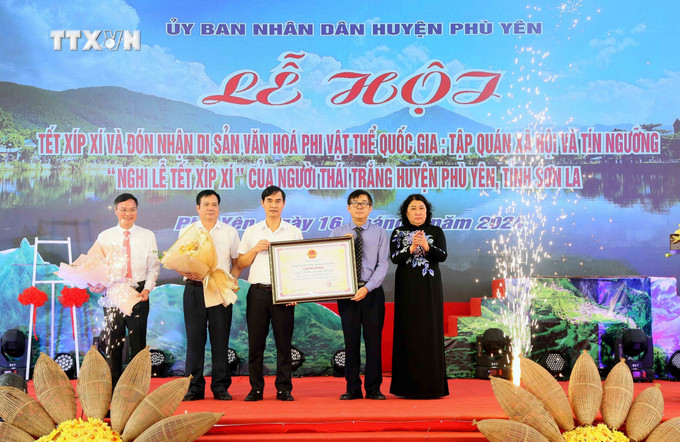 Phó Chủ tịch Thường trực Ủy ban nhân dân tỉnh Sơn La Tráng Thị Xuân phát trao Chứng nhận Nghi lễ “Tết Xíp xí” là Di sản Văn hóa phi vật thể Quốc gia. Ảnh: Quang Quyết - TTXVN vna_potal_chung_nhan_nghi_le_“tet_xip_xi”_la_di_san_van_hoa_phi_vat_the_quoc_gia_7541740.jpg