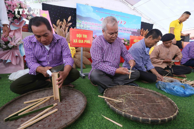 Thi vót đũa tại Nghi lễ “Tết Xíp xí” của người Thái trắng huyện Phù Yên. Ảnh: Quang Quyết – TTXVN vna_potal_chung_nhan_nghi_le_“tet_xip_xi”_la_di_san_van_hoa_phi_vat_the_quoc_gia_7541735.jpg