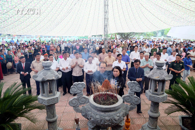 Đại biểu dâng hương trước khi thực hiện Nghi lễ “Tết Xíp xí” của người Thái trắng huyện Phù Yên. Ảnh: Quang Quyết – TTXVN vna_potal_chung_nhan_nghi_le_“tet_xip_xi”_la_di_san_van_hoa_phi_vat_the_quoc_gia_7541737.jpg