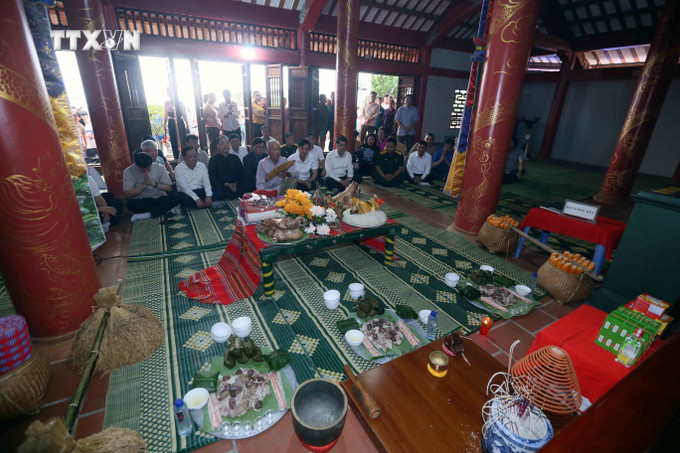 Lễ cúng tại Nghi lễ “Tết Xíp xí” của người Thái trắng huyện Phù Yên. Ảnh: Quang Quyết – TTXVN vna_potal_chung_nhan_nghi_le_“tet_xip_xi”_la_di_san_van_hoa_phi_vat_the_quoc_gia_7541732 (1).jpg