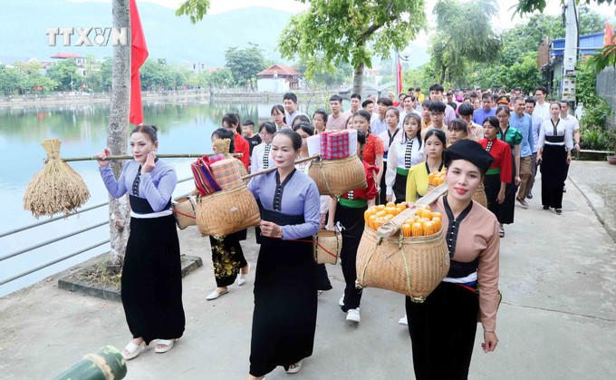 Rước lễ vật tại Nghi lễ “Tết Xíp xí” của người Thái trắng huyện Phù Yên. Ảnh: Quang Quyết – TTXVN vna_potal_chung_nhan_nghi_le_“tet_xip_xi”_la_di_san_van_hoa_phi_vat_the_quoc_gia_7541731.jpg