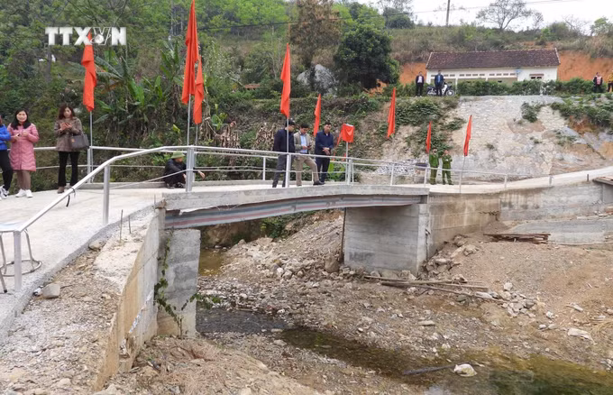 vna_potal_khanh_thanh_cau_dan_sinh_thon_tong_cut_xa_bac_thuy_chi_lang_lang_son_6629274.jpg