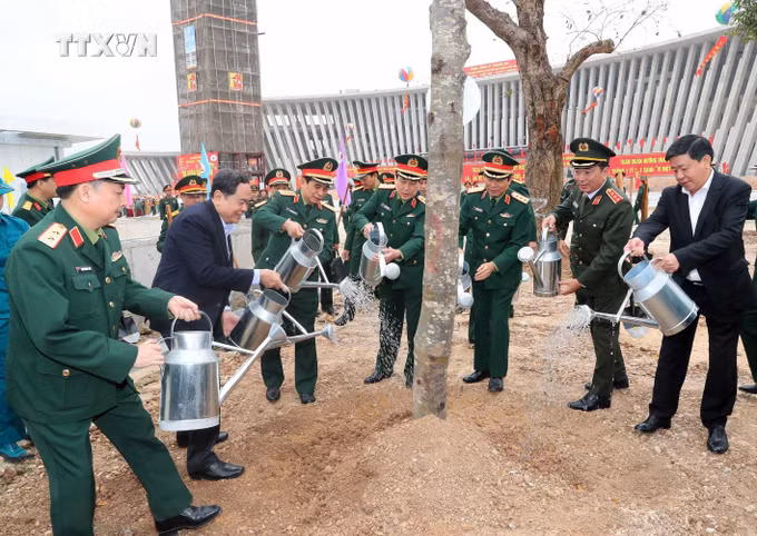 vna_potal_bo_quoc_phong_phat_dong_tet_trong_cay_xuan_giap_thin_2024_7229226.jpg