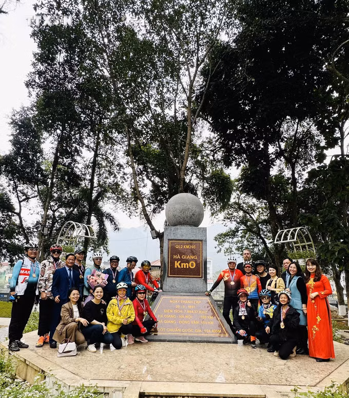 vna_potal_ra_mat_tour_du_lich_dap_xe_“mot_hanh_trinh_-_hai_quoc_gia”_7228910.jpg
