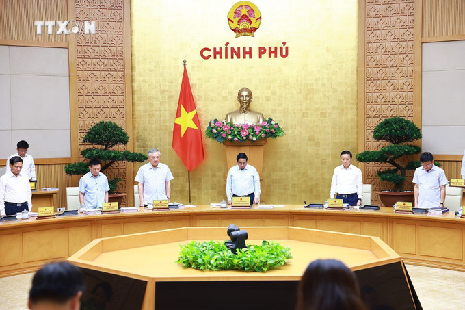 Thủ tướng Phạm Minh Chính và các thành viên Chính phủ tưởng niệm đồng bào tử nạn do ảnh hưởng của cơn bão số 3. Ảnh: Dương Giang - TTXVN vna_potal_thu_tuong_chu_tri_hop_phien_hop_chinh_phu_chuyen_de_xay_dung_phap_luat_thang_9_nam_2024_7595174.jpg