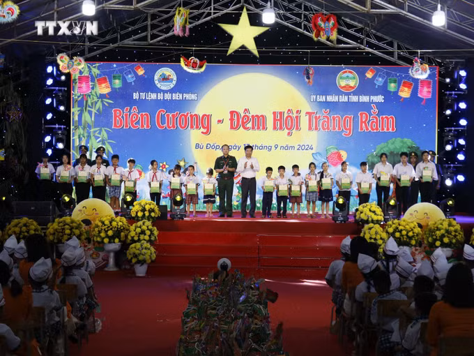 vna_potal_“bien_cuong_-_dem_hoi_trang_ram”_tai_vung_bien_binh_phuoc_7594730.jpg