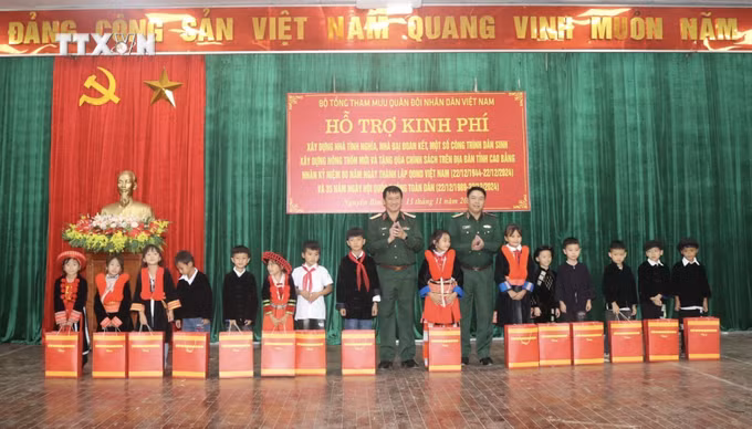 vna_potal_bo_tong_tham_muu_qdnd_viet_nam_trao_kinh_phi_ho_tro_xay_dung_nha_tinh_nghia_tai_tinh_cao_bang_7701530.jpeg