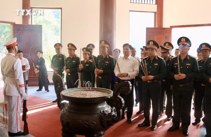 vna_potal_bo_tong_tham_muu_qdnd_viet_nam_trao_kinh_phi_ho_tro_xay_dung_nha_tinh_nghia_tai_tinh_cao_bang_7701520.jpeg