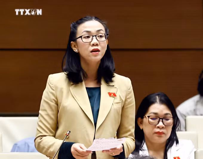 Đại biểu Quốc hội tỉnh Lâm Đồng Trịnh Thị Tú Anh đặt câu hỏi chất vấn. Ảnh: Doãn Tấn - TTXVN