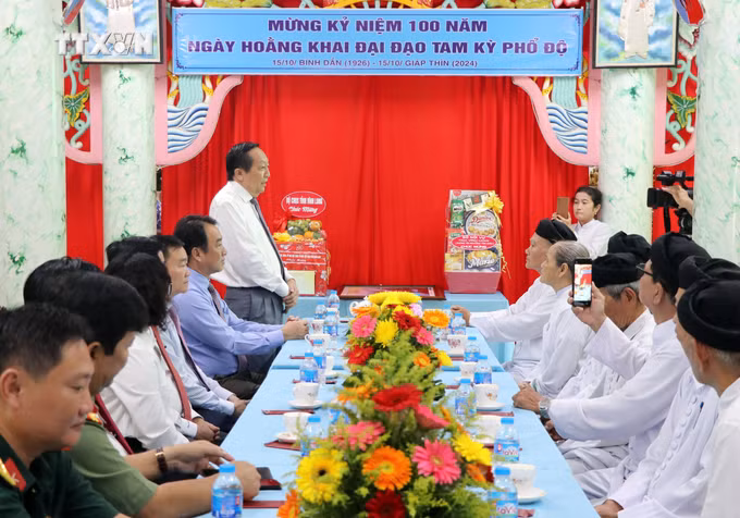 vna_potal_lanh_dao_tinh_vinh_long_chuc_mung_dip_dai_le_khai_dao_cao_dai_7701890.jpg