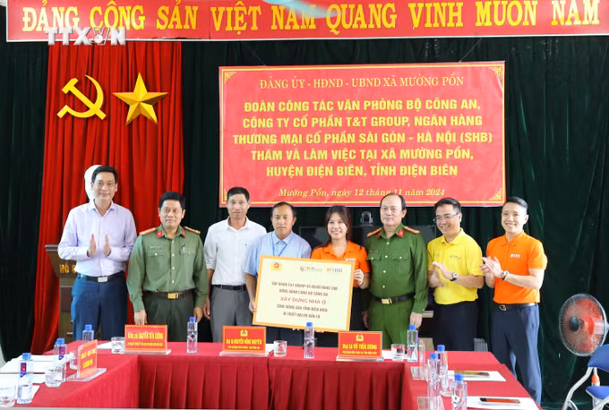 vna_potal_trao_kinh_phi_ho_tro_xay_dung_nha_o_cho_nguoi_dan_vung_lu_muong_pon_dien_bien_7700445.jpg