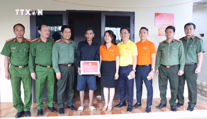vna_potal_trao_kinh_phi_ho_tro_xay_dung_nha_o_cho_nguoi_dan_vung_lu_muong_pon_dien_bien_7700443.jpg