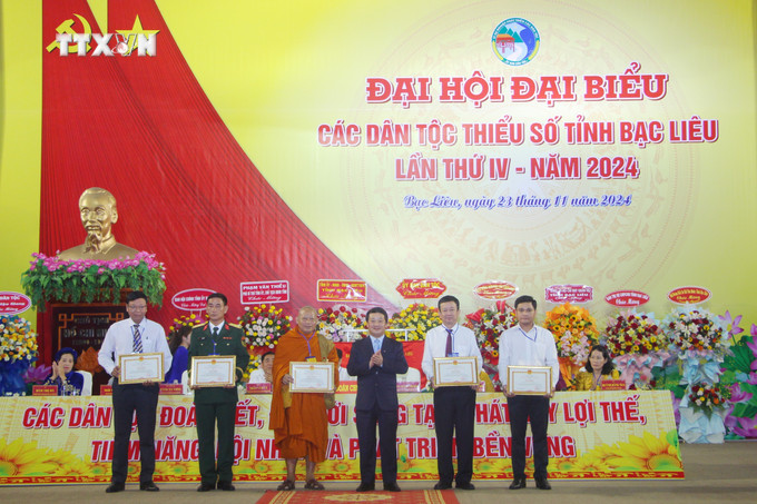 Bộ trưởng, Chủ nhiệm Ủy ban Dân tộc Hầu A Lềnh trao Bằng khen và Kỷ niệm chương "Vì sự nghiệp phát triển các dân tộc" cho các tập thể và cá nhân có thành tích xuất sắc trong sự phát triển các dân tộc. Ảnh: Chanh Đa-TTXVN vna_potal_dai_hoi_dai_bieu_cac_dan_toc_thieu_so_tinh_bac_lieu_lan_thu_iv_nam_2024_7719612.jpg