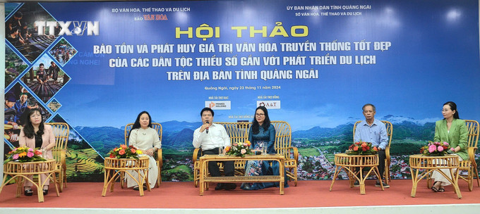 Các đại biểu giao lưu, trao đổi ý kiến. Ảnh: Đinh Hương - TTXVN vna_potal_quang_ngai_bao_ton_phat_huy_van_hoa_truyen_thong_cac_dan_toc_gan_voi_phat_trien_du_lich_7719545.jpg