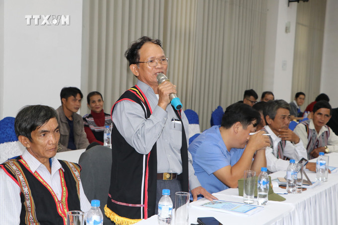 Nghệ nhân nhân dân Hồ Ngọc An, đồng bào Cor Trà Bồng tham gia ý kiến tại hội thảo. Ảnh: Đinh Hương - TTXVN vna_potal_quang_ngai_bao_ton_phat_huy_van_hoa_truyen_thong_cac_dan_toc_gan_voi_phat_trien_du_lich_7719548.jpg