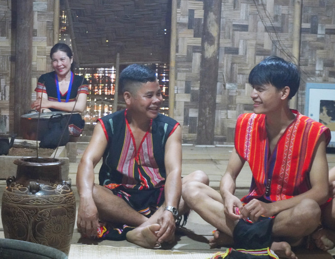 Chàng trai được cha mẹ, người thân trong dòng họ dặn dò những điều hay, lẽ phải trong cuộc sống gia đình. Ảnh: Hoàng Tâm 2.JPG
