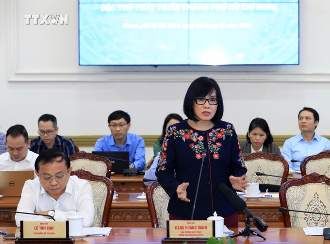 Thứ trưởng Bộ Tư pháp Đặng Hoàng Oanh báo cáo tại Hội nghị. Ảnh: Văn Điệp – TTXVN vna_potal_thu_tuong_chu_tri_hoi_nghi_trien_khai_nghi_quyet_982023qh15_cua_quoc_hoi_7211679.jpg