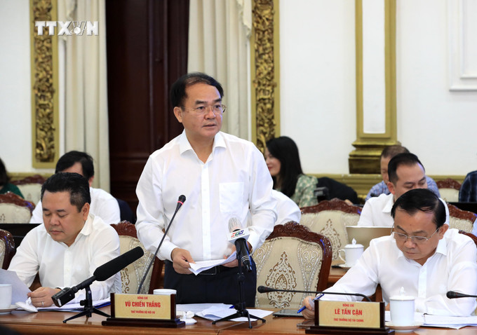 Thứ trưởng Bộ Nội vụ Vũ Chiến Thắng báo cáo. Ảnh: Văn Điệp - TTXVN vna_potal_thu_tuong_chu_tri_hoi_nghi_trien_khai_nghi_quyet_982023qh15_cua_quoc_hoi_7211688.jpg