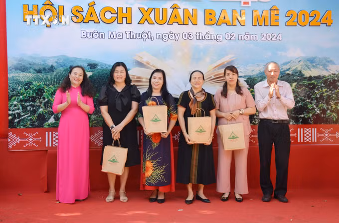 vna_potal_dak_lak_khai_mac_hoi_sach_xuan_ban_me_2024_va_mo_cua_duong_sach_mua_xuan_7211929.jpg