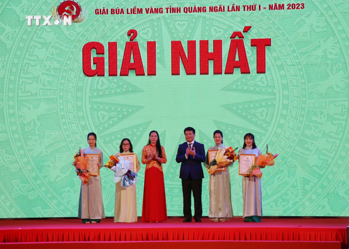 Trao giải Nhất cho nhóm tác giả Báo Quảng Ngãi. Ảnh: Phạm Cường- TTXVN vna_potal_quang_ngai_ky_niem_94_nam_ngay_thanh_lap_dang__7211175.jpg