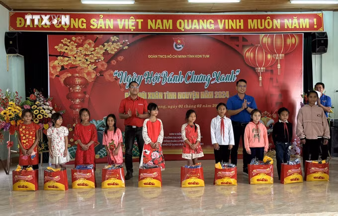 vna_potal_mang_tet_den_voi_hoc_sinh_vung_dan_toc_thieu_so_7209934.jpg