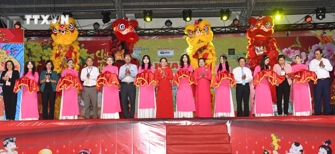 Lãnh đạo Tỉnh ủy, UBND tỉnh Sóc Trăng cùng các đại biểu cắt băng khai mạc Hội Xuân Giáp Thìn ở Sóc Trăng. Ảnh: Tuấn Phi - TTXVN vna_potal_soc_trang_khai_mac_hoi_xuan_giap_thin_2024_7211144.jpg
