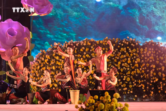 vna_potal_dac_sac_dem_nhac_“may__nuoc_–_ban_giao_huong_chao_xuan”_trong_festival_hoa_da_lat_7744647.jpg