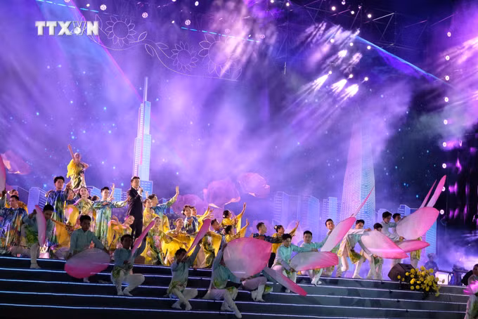 vna_potal_dac_sac_dem_nhac_“may__nuoc_–_ban_giao_huong_chao_xuan”_trong_festival_hoa_da_lat_7744648.jpg