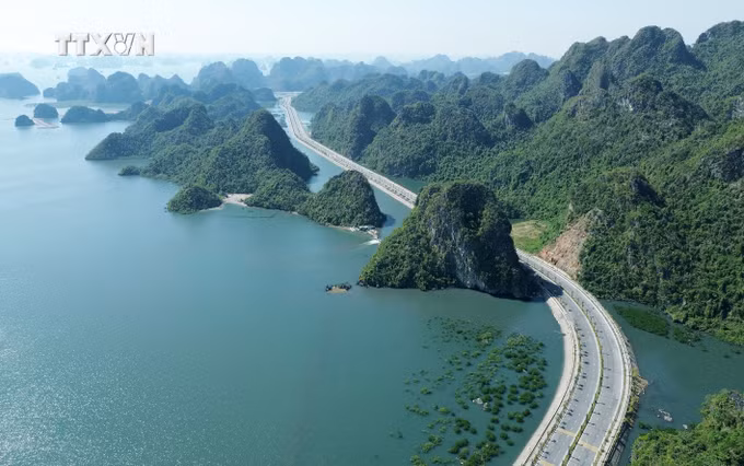 vna_potal_tuyen_duong_bao_bien_xuyen_nui_ket_noi_hai_di_san_vinh_ha_long_va_vinh_bai_tu_long_7716972.jpg