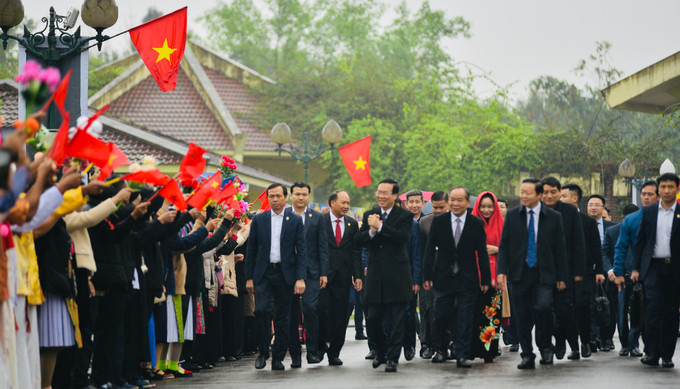 Chủ tịch nước Võ Văn Thưởng và các đại biểu đến tham dự Ngày hội "Sắc xuân trên mọi miền Tổ quốc" năm 2024. Ảnh: Hoàng Tâm z5188302046116_571c43fd70d1407c753ebf243d5059b3.jpg