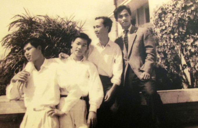 Tổng Bí thư Nguyễn Phú Trọng là cựu sinh viên Khoa Ngữ văn, khóa 8, Trường Đại học Tổng hợp Hà Nội (người đứng thứ hai từ trái sang, chụp tháng 2.1965 ở ký túc xá Mễ Trì, Hà Nội) (Ảnh: Phòng truyền thống Đại học Quốc gia Hà Nội) TBT-nguyen-Phu-Trong-by-VNU-1721439477119.jpg