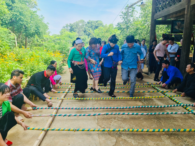 Du khách tham gia trò chơi nhảy sạp cùng bà con. Ảnh: Hoàng Tâm z5499095927367_e8281d2a8848ff0c4beaef39ee041374.jpg