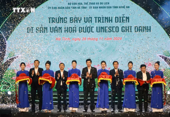 Các đại biểu cắt băng buổi lễ triển lãm. Ảnh: Công Tường-TTXVN