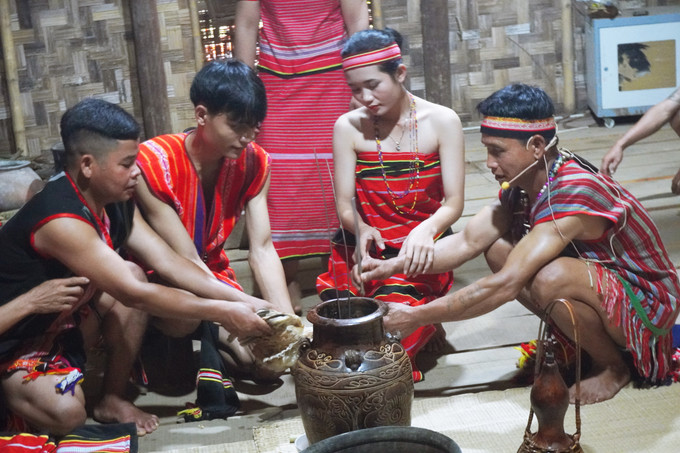 Cô dâu, chú rể cùng cắt tiết gà mái tại nhà chú rể. Ảnh: Hoàng Tâm 10.JPG
