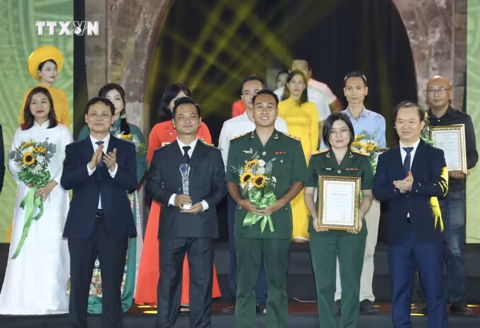 vna_potal_le_trao_giai_bao_chi_ve_phat_trien_van_hoa_va_xay_dung_nguoi_ha_noi_thanh_lich_van_minh_lan_thu_vii_7622469.jpg
