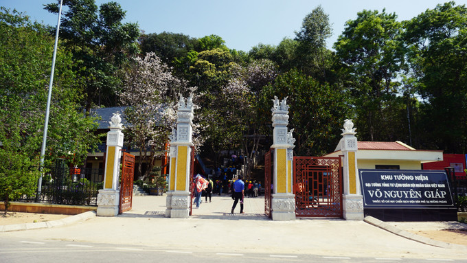 Khu tưởng niệm Đại tướng Võ Nguyên Giáp gắn liền với khu di tích Sở chỉ huy chiến dịch Điện Biên Phủ. Ảnh: Hương Hiền DSC00358.JPG