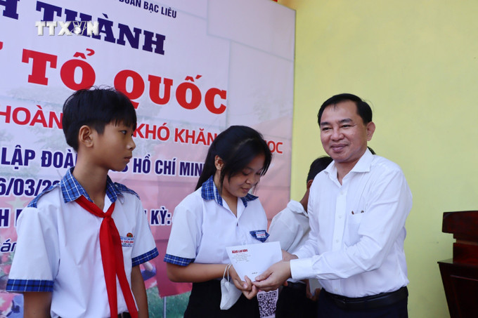 Ông Phan Thanh Duy, Phó Chủ tịch UBND tỉnh Bạc Liêu trao học bổng cho các em học sinh có hoàn cảnh khó khăn. Ảnh: Chanh Đa -TTXVN vna_potal_khanh_thanh_“duong_co_to_quoc”_tren_que_huong_bac_lieu_7252704.jpg