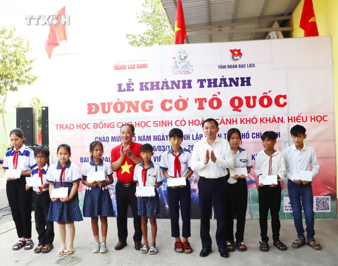 Nhân dịp này, những suất kinh phí hỗ trợ học tập được trao tận tay các em học sinh có hoàn cảnh khó khăn. Ảnh: Chanh Đa -TTXVN vna_potal_khanh_thanh_“duong_co_to_quoc”_tren_que_huong_bac_lieu_7252700.jpg