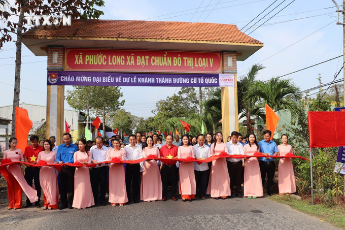 Cắt băng khánh thành công trình “Đường cờ Tổ quốc”. Ảnh: Chanh Đa - TTXVN vna_potal_khanh_thanh_“duong_co_to_quoc”_tren_que_huong_bac_lieu_7252693.jpg