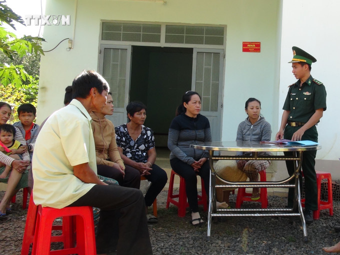 Bộ đội Biên phòng Bù Đốp tuyên truyền người dân khu dân cư liền kề ở huyện Bù Đốp không vi phạm pháp luật. Ảnh: K Gửi H - TTXVN vna_potal_tang_cuong_ngan_chan_buon_lau_o_vung_bien_binh_phuoc_7143411.jpg