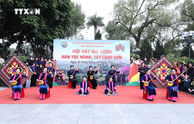 Hát then “Câu then chào Xuân” do Câu lạc bộ Dân ca Điếp sli then xã Thụy Hùng, huyện Cao Lộc biểu diễn tại ngày hội. Ảnh: Anh Tuấn – TTXVN vna_potal_hoi_hat_then_sli_luon_dan_toc_nung_tay_lang_son_7251800.jpg