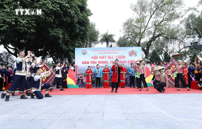 Hát múa “Đôi bạn trẻ và câu sli quê hương” do Trung tâm Văn hóa nghệ thuật tỉnh Lạng Sơn biểu diễn tại ngày hội. Ảnh: Anh Tuấn – TTXVN vna_potal_van_hoa_soi_duong_hoi_hat_then_sli_luon_dan_toc_nung_tay_lang_son_7251804.jpg