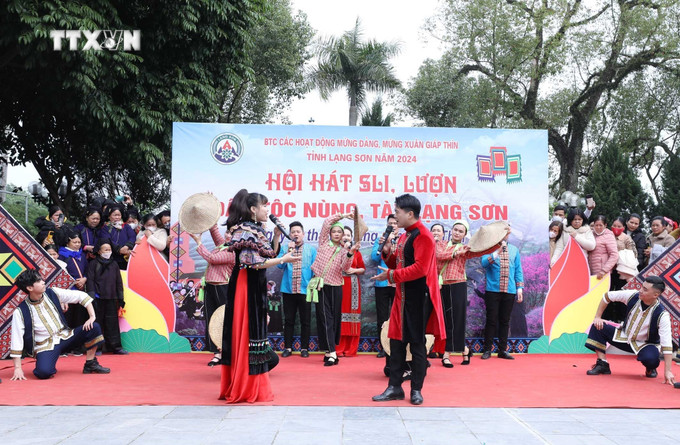 Hát múa “Đôi bạn trẻ và câu sli quê hương” do Trung tâm Văn hóa nghệ thuật tỉnh Lạng Sơn biểu diễn tại ngày hội. Ảnh: Anh Tuấn – TTXVN vna_potal_van_hoa_soi_duong_hoi_hat_then_sli_luon_dan_toc_nung_tay_lang_son_7251801.jpg