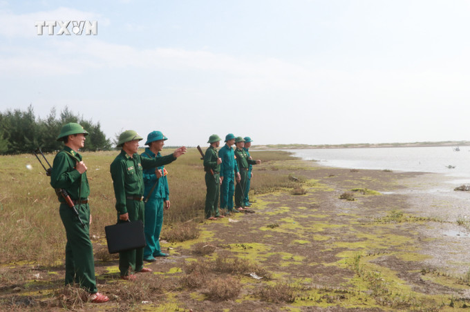Bộ đội Biên phòng tỉnh Nam Định tuần tra khu vực biên giới biển huyện Giao Thủy. Ảnh: Văn Đạt - TTXVN vna_potal_bo_doi_bien_phong_tinh_nam_dinh_dam_bao_an_ninh_bien_gioi_bien_162930629_5160726.jpg