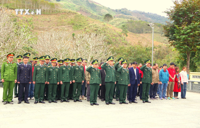 Các đại biểu trước tượng đài “Bác Hồ với chiến sĩ Biên phòng”. Ảnh: TTXVN phát. vna_potal_khanh_thanh_tuong_dai_“bac_ho_voi_chien_si_bien_phong”_7252048.jpg