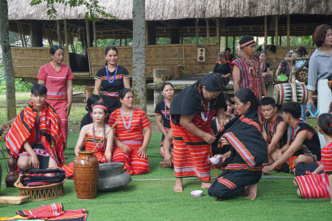 Hai bà mẹ cùng trao nhau lễ vật. Ảnh: Hoàng Tâm 24.JPG